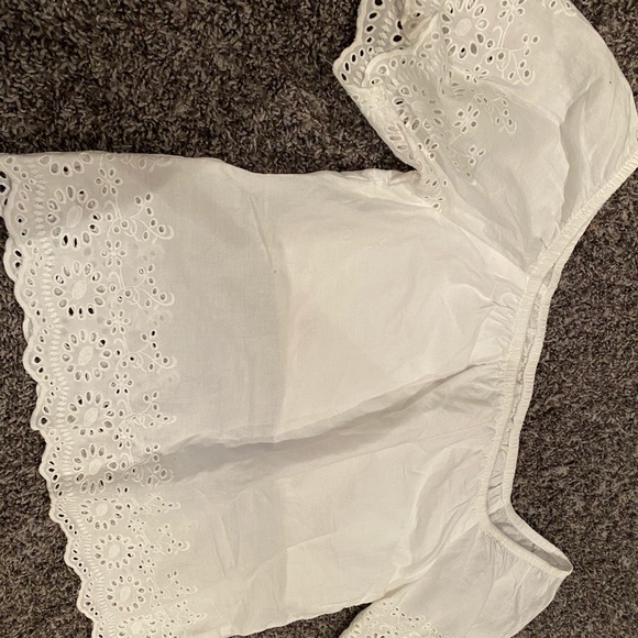 4/$10✨ Off the shoulder flower blouse - Picture 2 of 3